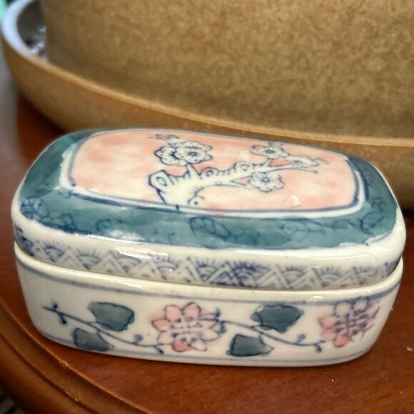 Small porcelain box with Asian floral design 4"wide1.5height - Picture 1 of 8